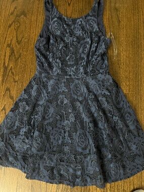 Speechless Navy and Black Label Close-Up
